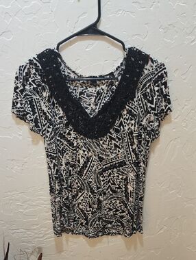 Cable & Gauge Black and White Crochet V-Neck Short Sleeve Tee